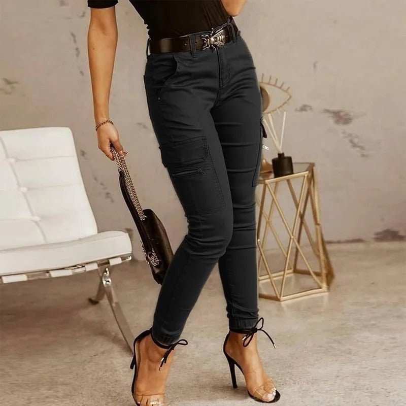 Pantalón cargo de corte ajustado para mujer en negro, vista lateral con bolsillo