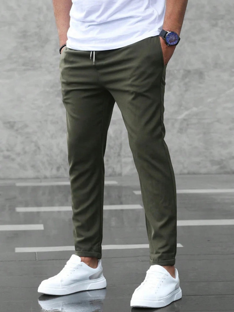Pantalón de corte slim para hombre con cordón en la cintura y bolsillos para el día a día