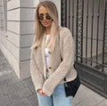 Sobrecamisa corta para mujer de tejido rizado con botones en beige