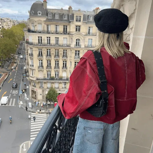 Cazadora oversize para mujer de efecto cuero con pespuntes en contraste en rojo