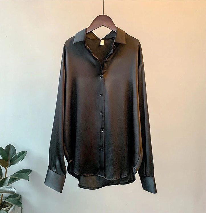 Blusa satinada para mujer de manga larga en negro
