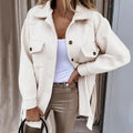 Sobrecamisa con bolsillos para mujer en blanco – vista frontal