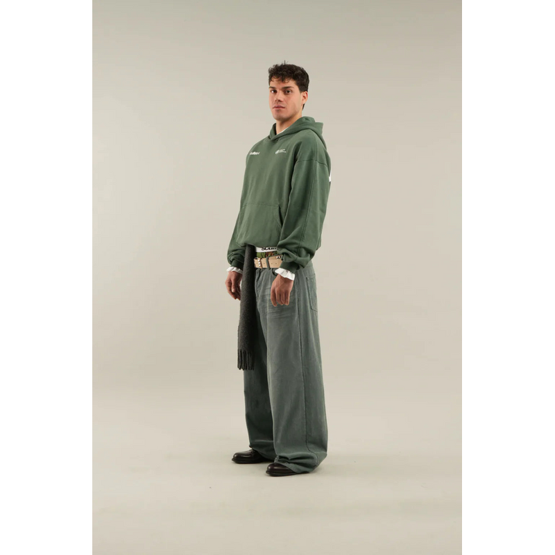 Sudadera con capucha oversize con estampado de letras para hombre en verde – look completo