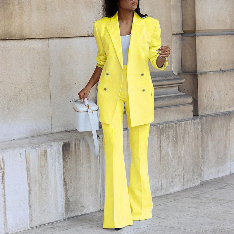 Traje amarillo de blazer largo y pantalón acampanado para mujer
