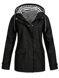 Chaqueta de lluvia para mujer con capucha forrada de rayas en negro