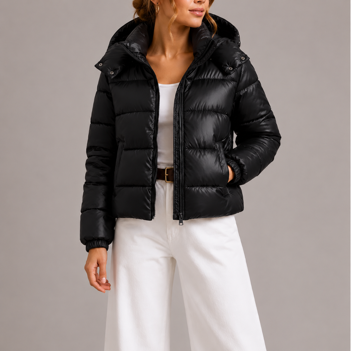 Chaqueta acolchada para mujer con capucha en negro